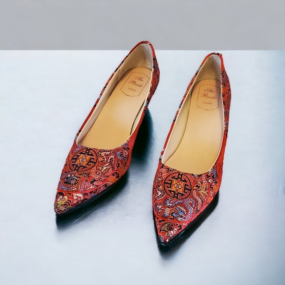 Chinese red embroidered shoes - Picture 2 of 4